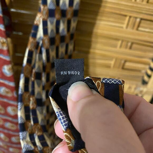 Vintage Guess USA Silk Tie Lot of 2 – 80s 90s Geometric Red Blue Made in USA - Picture 5 of 8